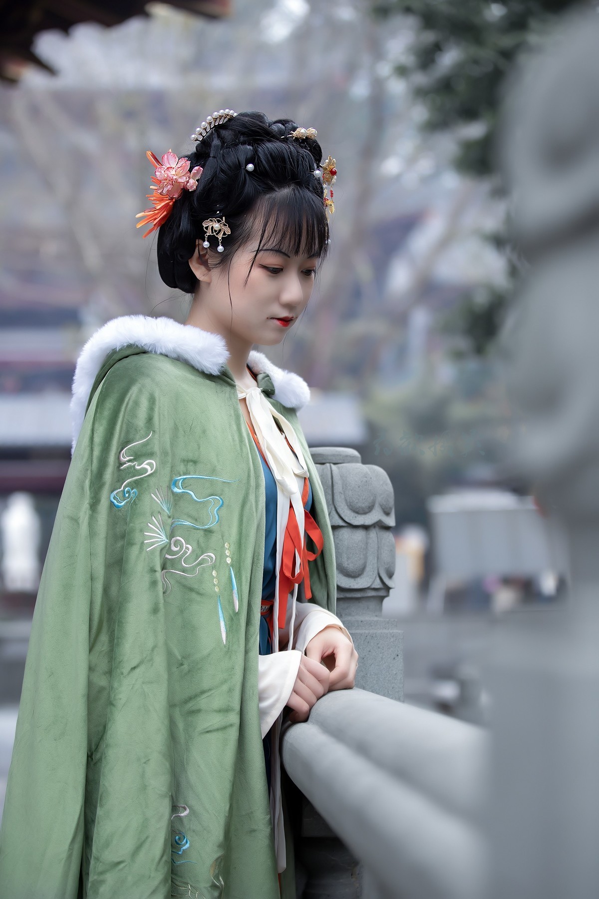 古木无人径,深山何处钟.