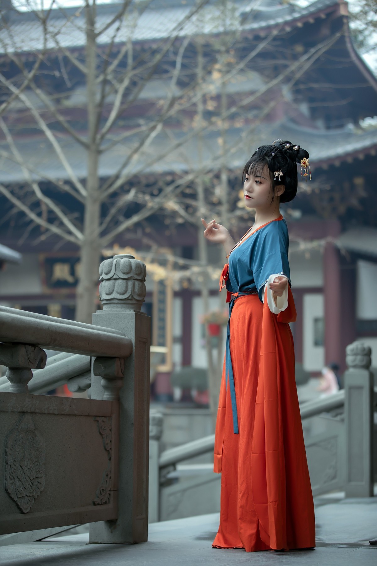 古木无人径,深山何处钟.