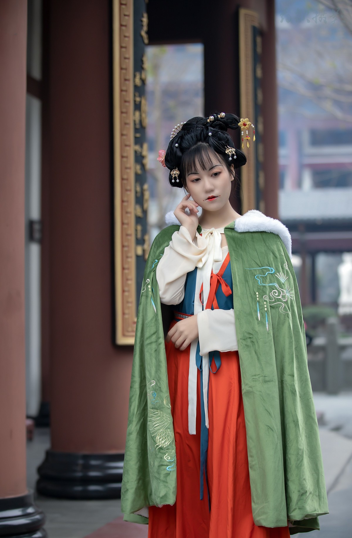 古木无人径,深山何处钟.