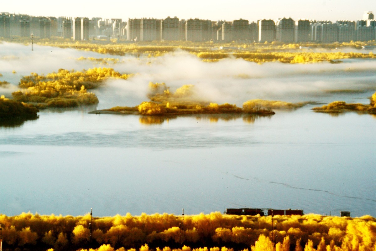 松花江畔的晨雾