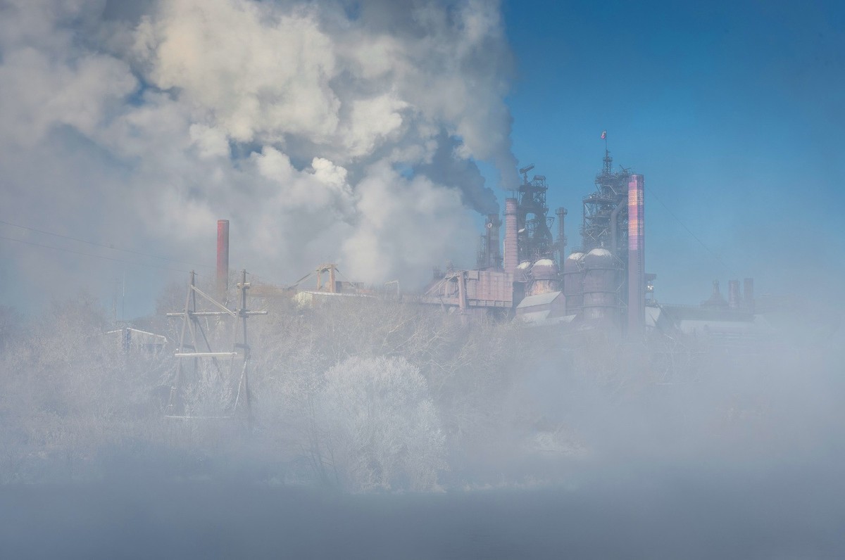 深冬工厂的早晨