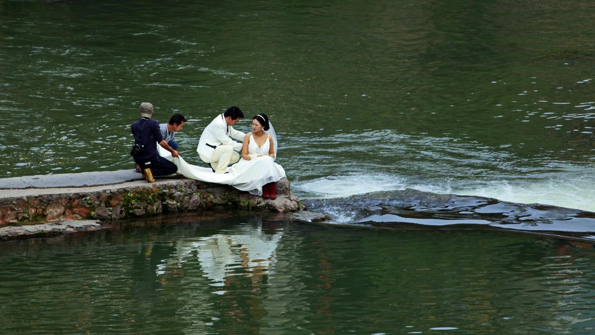 无聊的新郎和沉浸在幸福中的新娘
