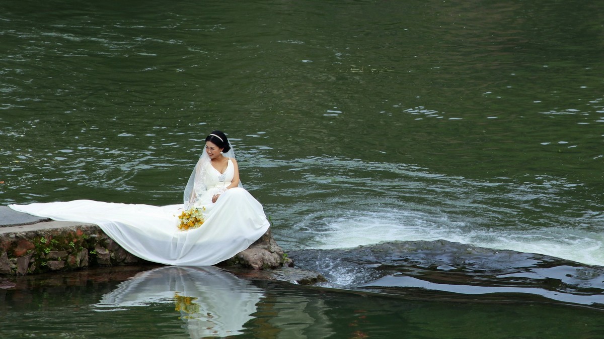 无聊的新郎和沉浸在幸福中的新娘
