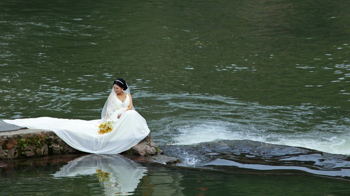 无聊的新郎和沉浸在幸福中的新娘