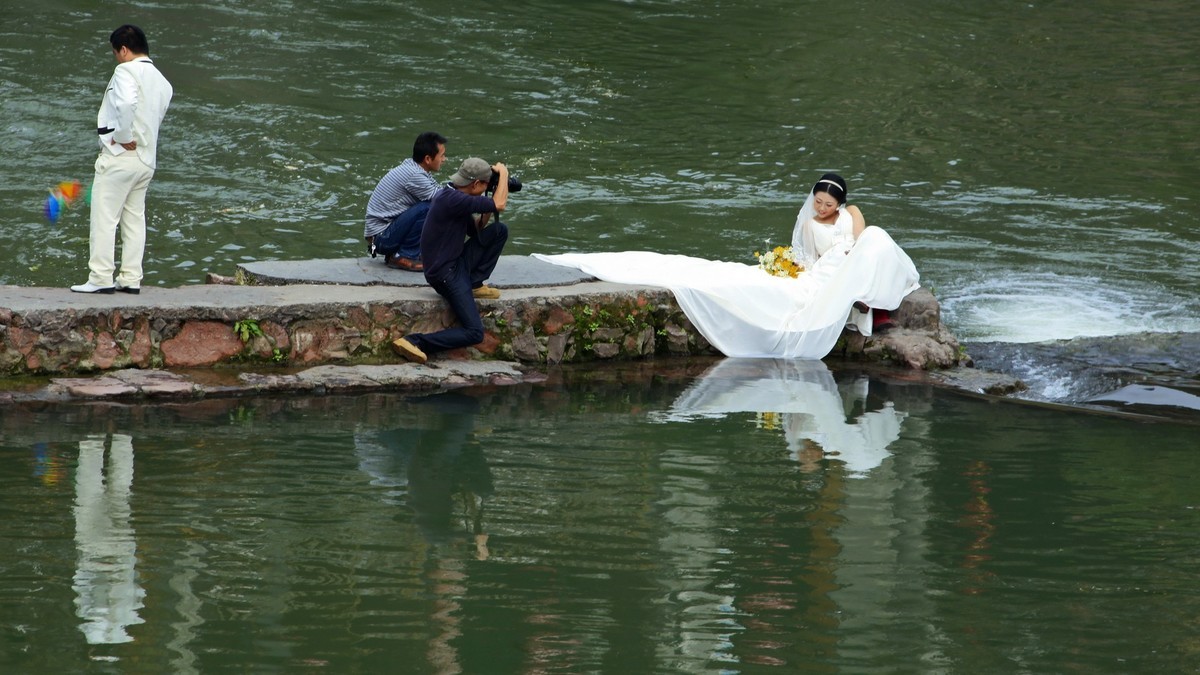 无聊的新郎和沉浸在幸福中的新娘