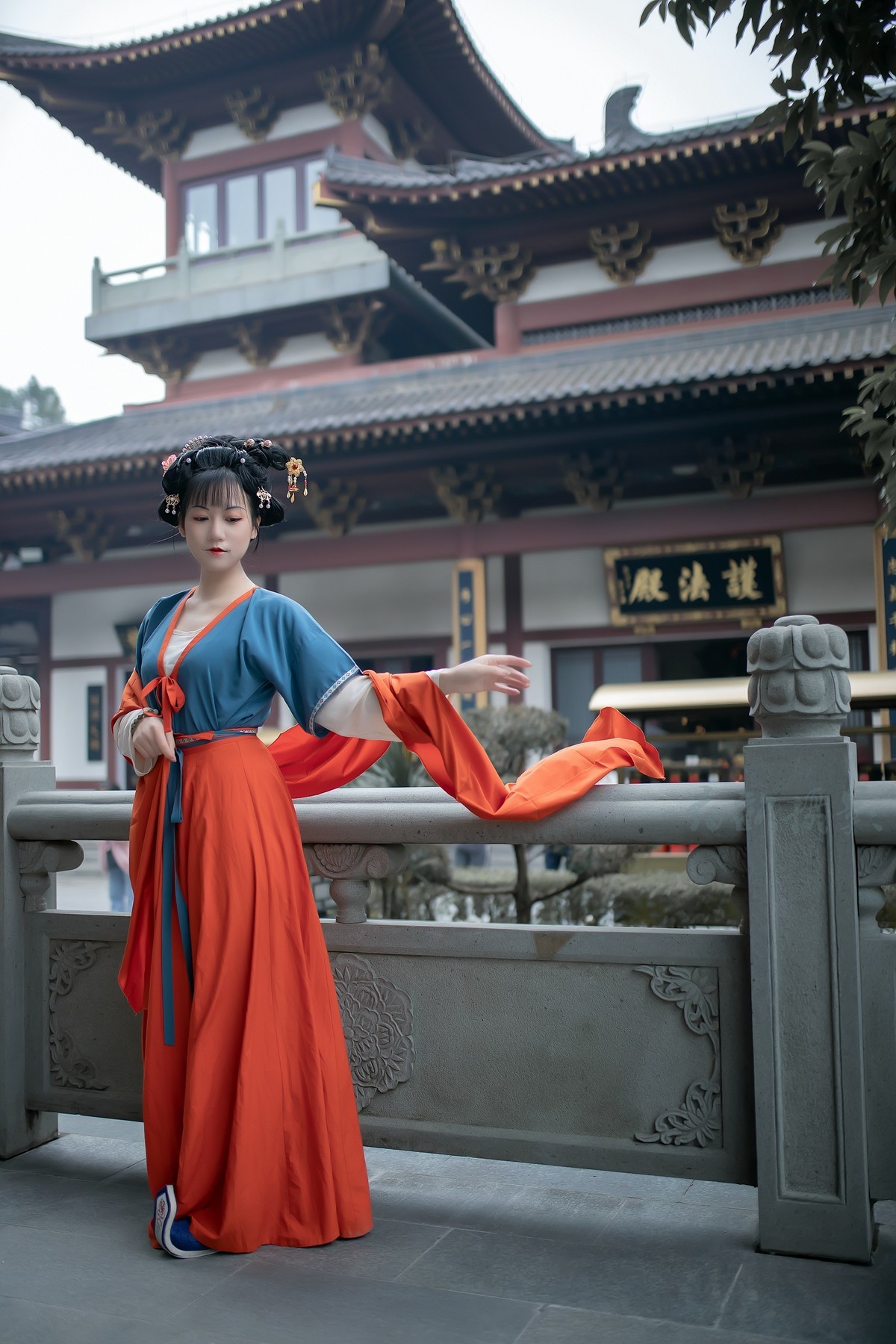 古木无人径,深山何处钟.