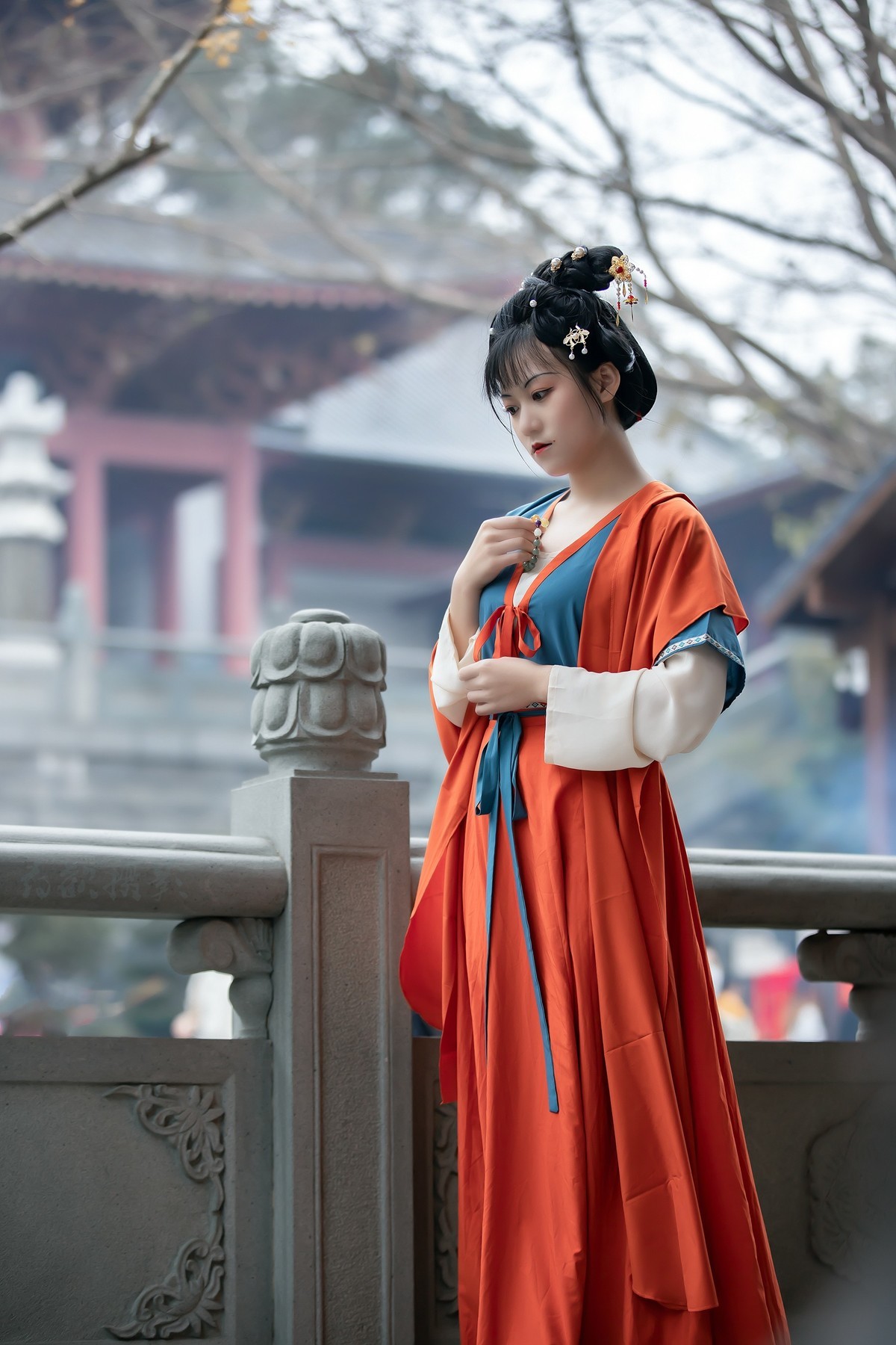 古木无人径,深山何处钟.