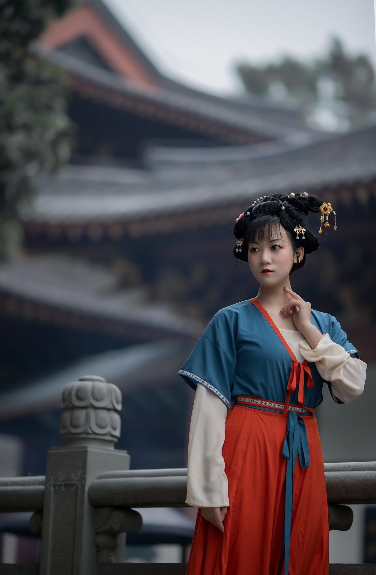 古木无人径,深山何处钟.