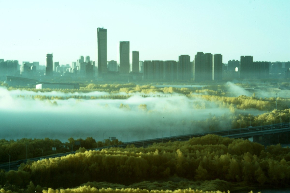 松花江畔的晨雾