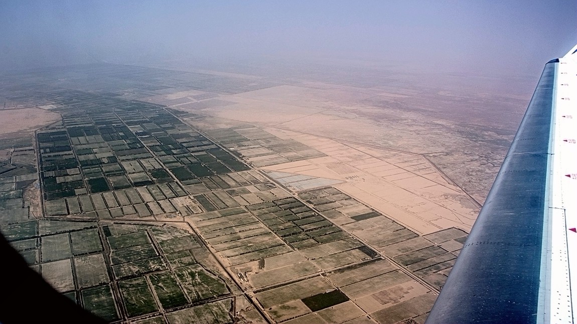 从库尔勒经塔里木到伊宁【2】俯瞰沙漠中的城市.公路