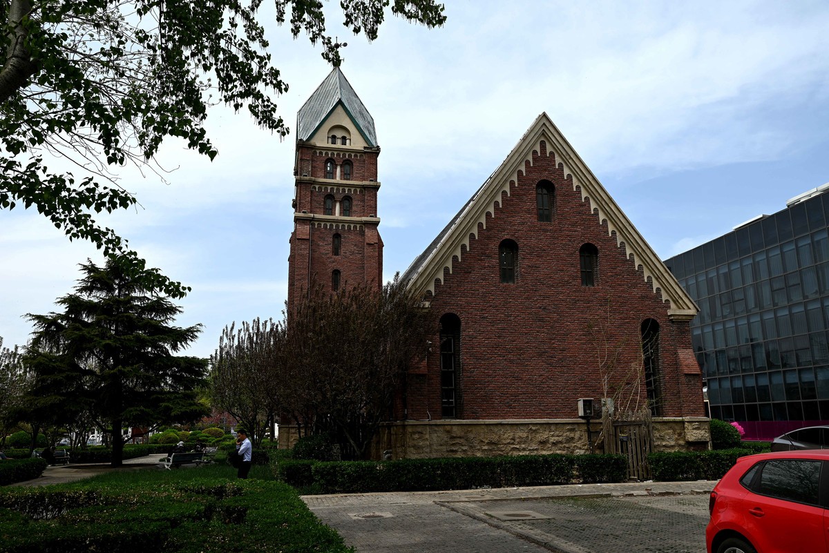 海棠时节的教堂---------------向家乡的朋友们问好