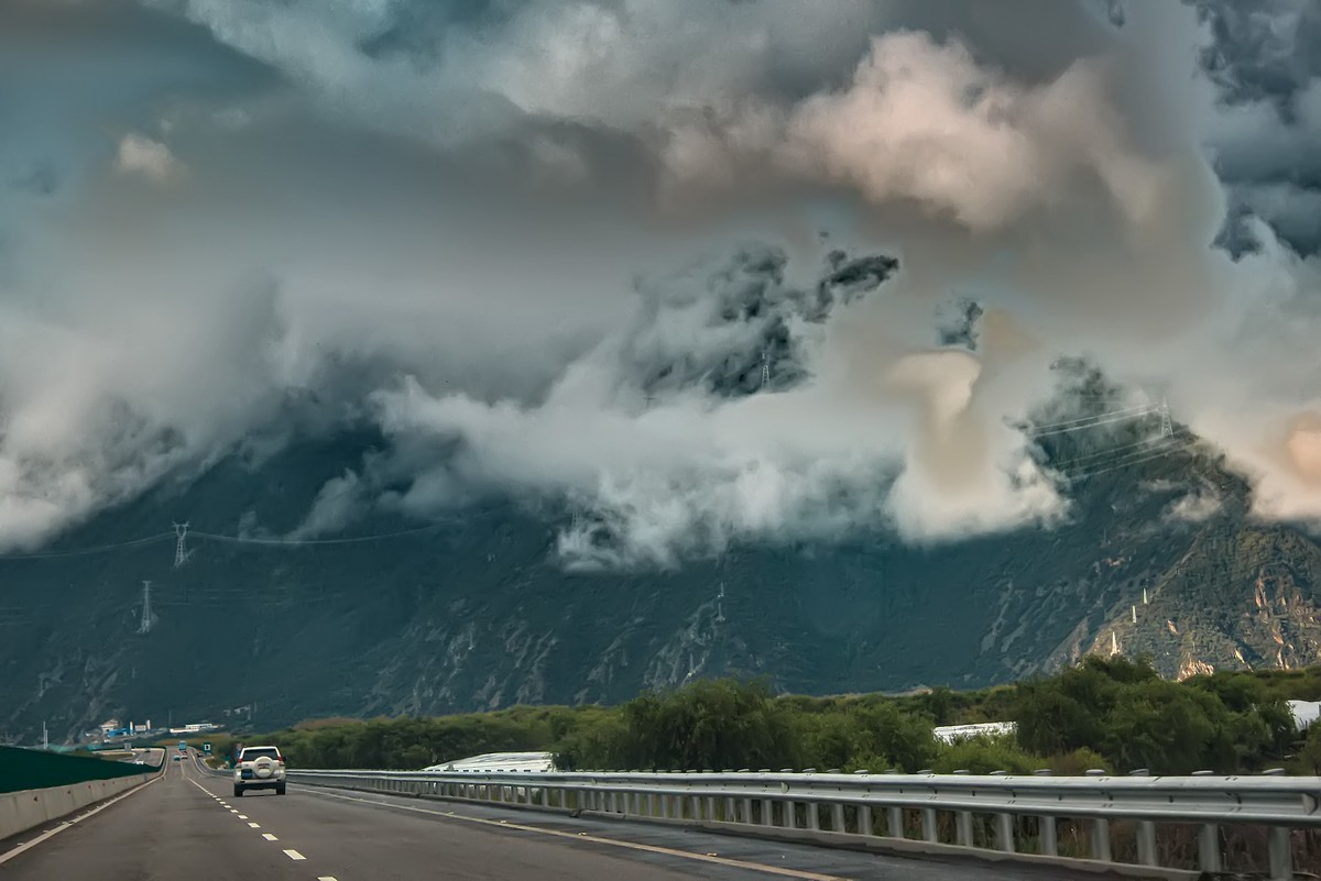 国道三一八 · 林芝尼洋曲畔