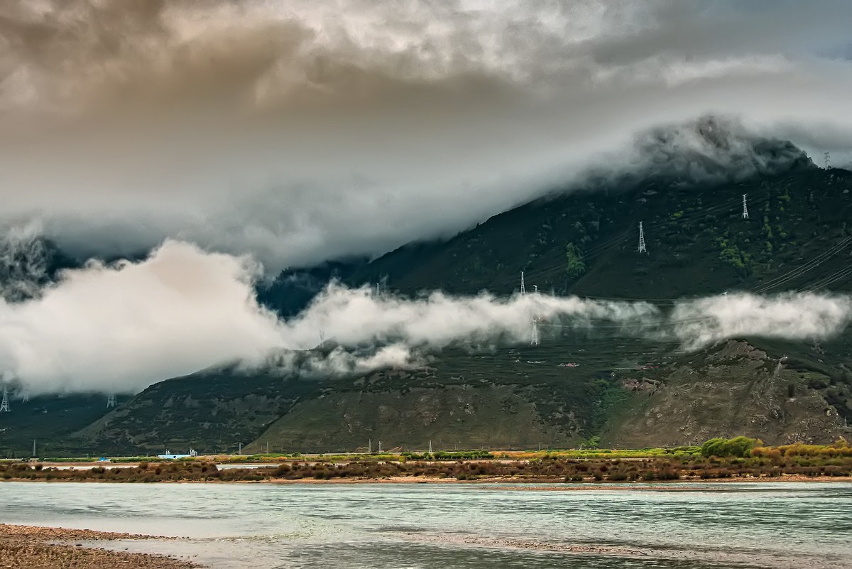 国道三一八 · 林芝尼洋曲畔