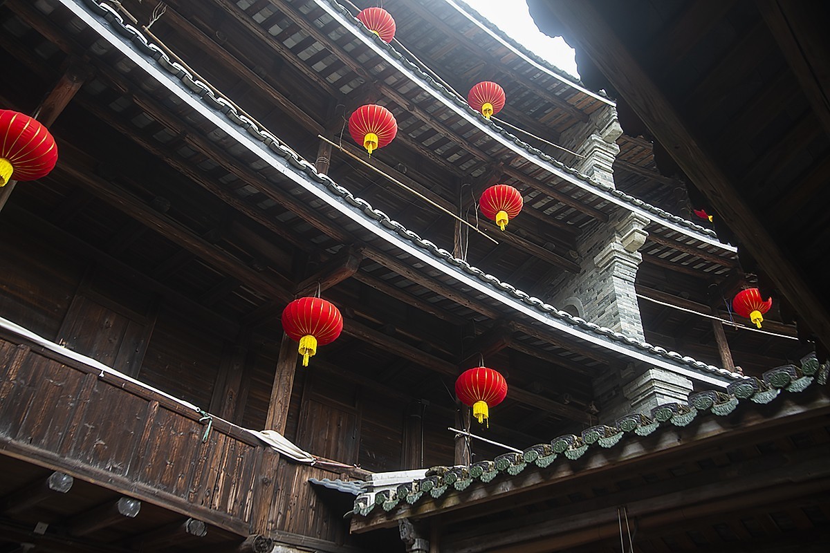 春拂土楼，红灯笑语喧！