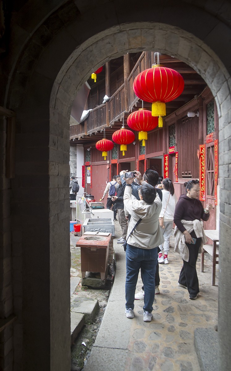 春拂土楼，红灯笑语喧！