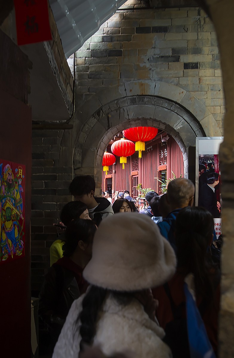 春拂土楼，红灯笑语喧！