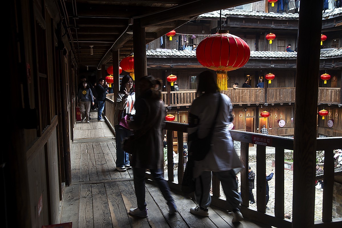 春拂土楼，红灯笑语喧！