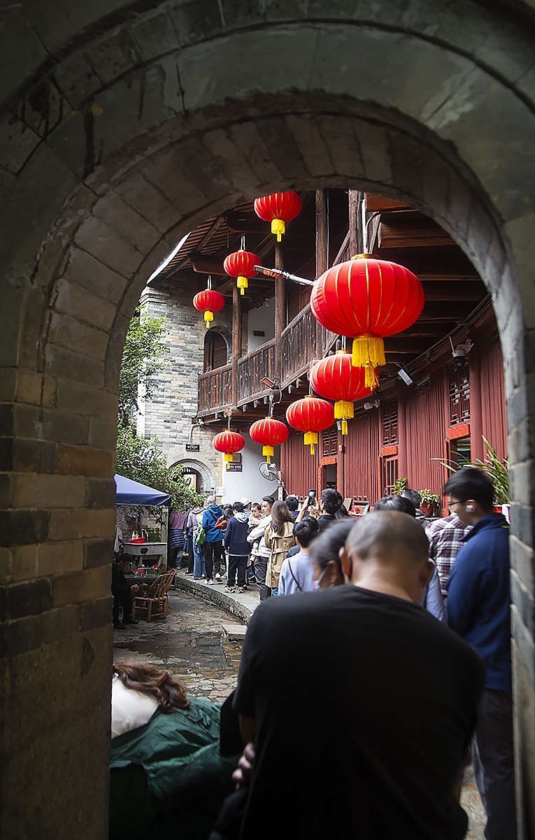 春拂土楼，红灯笑语喧！