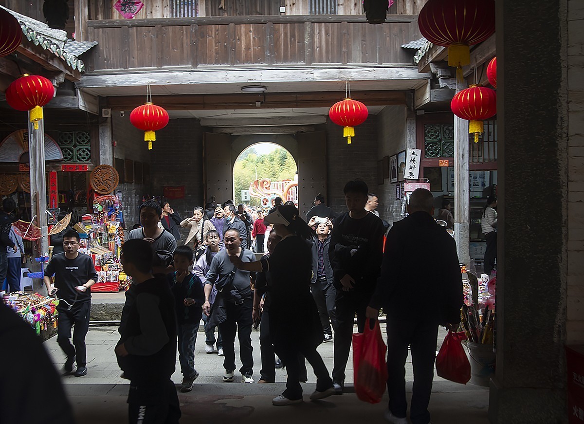 春拂土楼，红灯笑语喧！