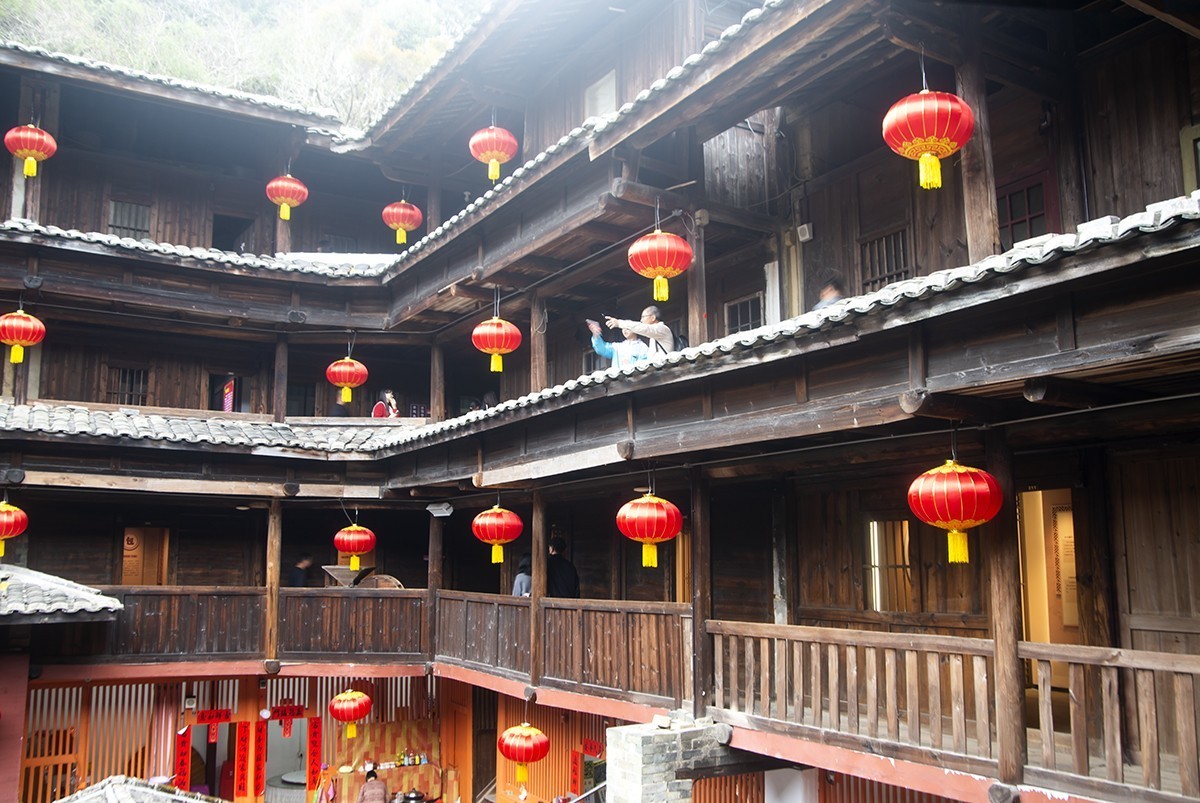 春拂土楼，红灯笑语喧！