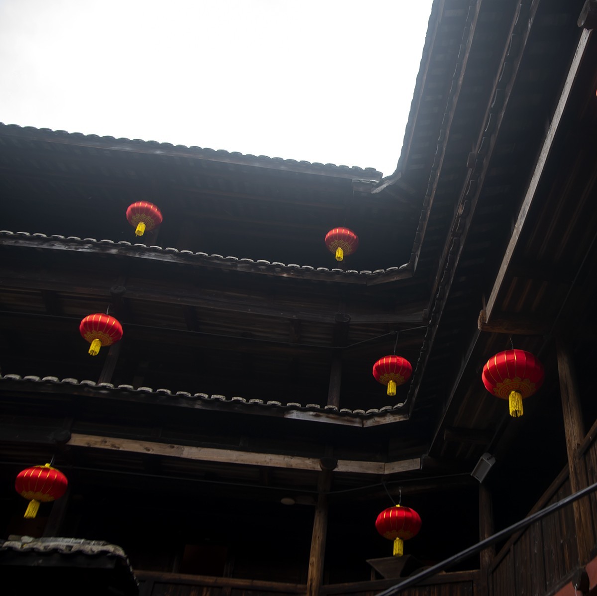 春拂土楼，红灯笑语喧！