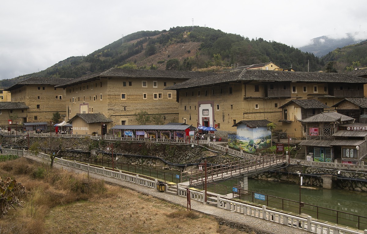 春拂土楼，红灯笑语喧！