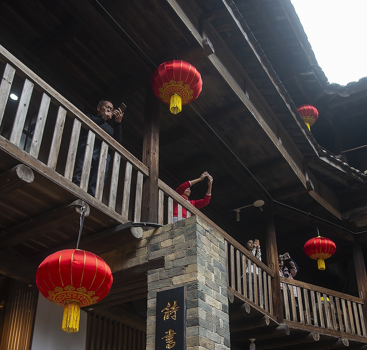 春拂土楼，红灯笑语喧！