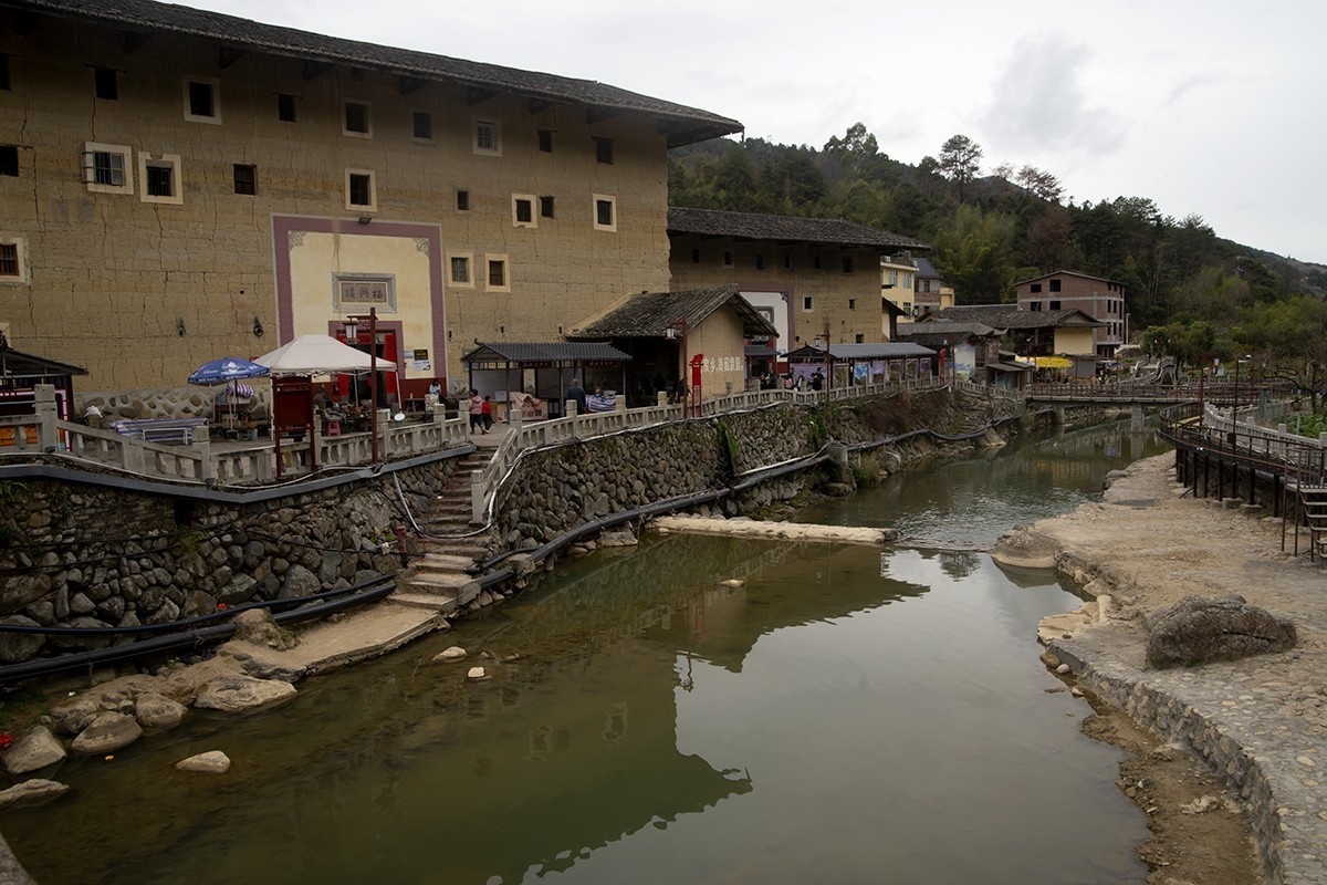 春拂土楼，红灯笑语喧！