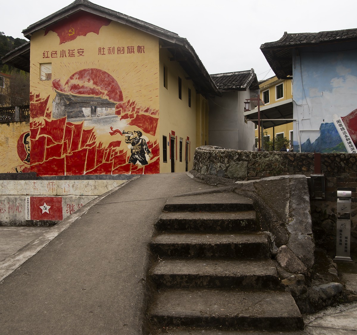 春拂土楼，红灯笑语喧！