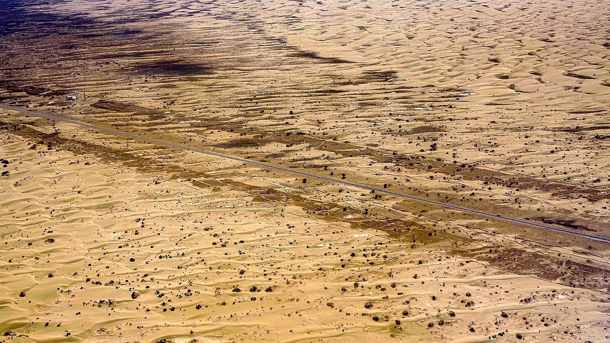 从库尔勒经塔里木到伊宁【2】俯瞰沙漠中的城市.公路