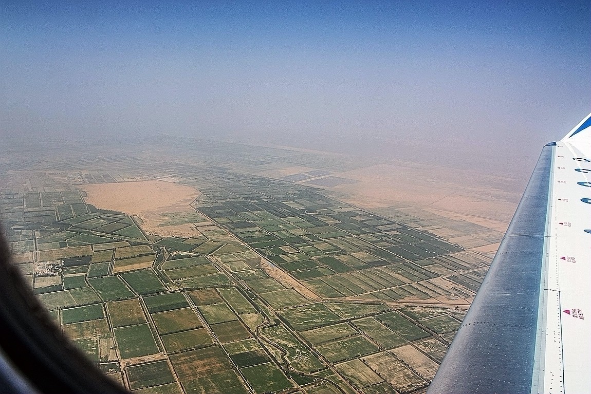 从库尔勒经塔里木到伊宁【2】俯瞰沙漠中的城市.公路