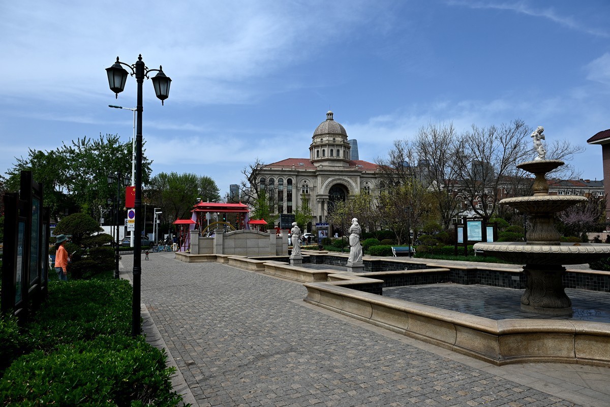 海棠时节的教堂---------------向家乡的朋友们问好