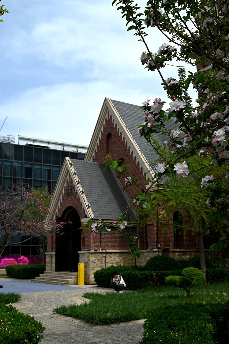 海棠时节的教堂---------------向家乡的朋友们问好