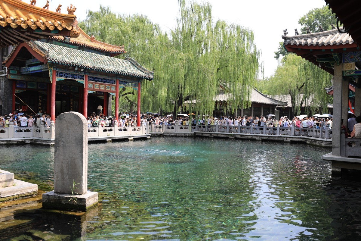 围观天下第一泉的人们