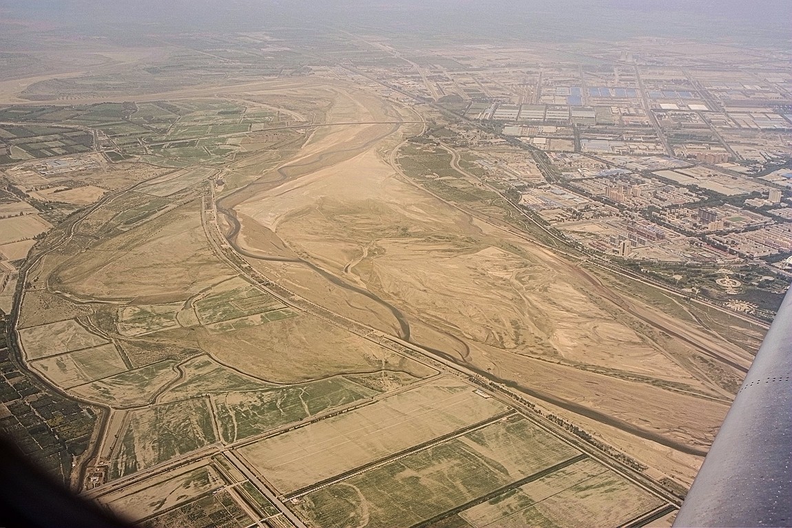 从库尔勒经塔里木到伊宁【2】俯瞰沙漠中的城市.公路