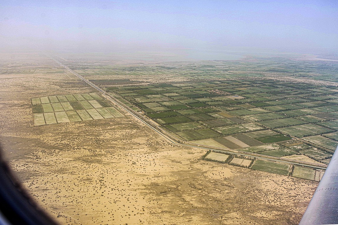 从库尔勒经塔里木到伊宁【2】俯瞰沙漠中的城市.公路