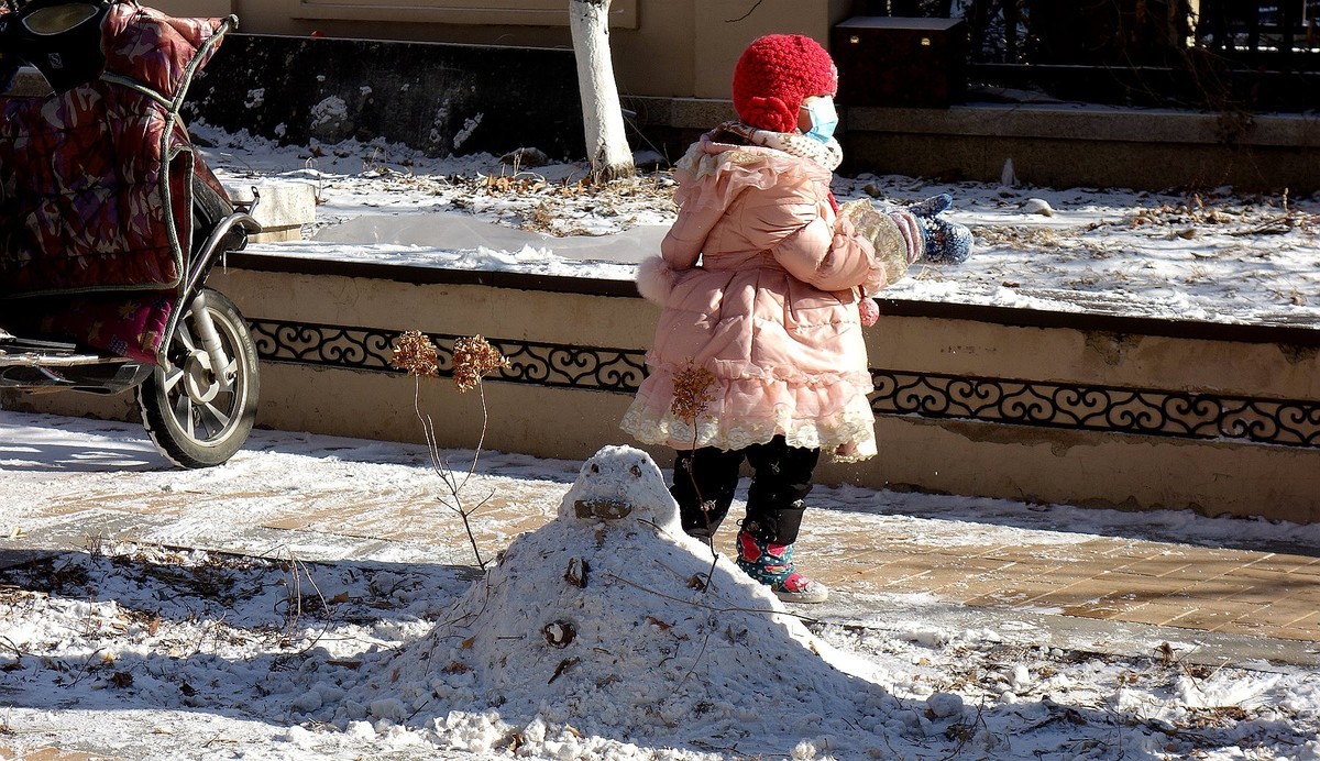 做雪人的小朋友