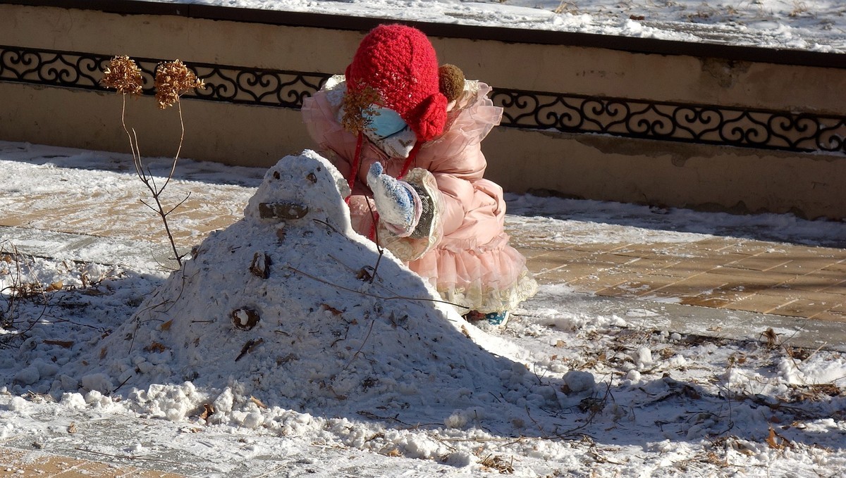 做雪人的小朋友