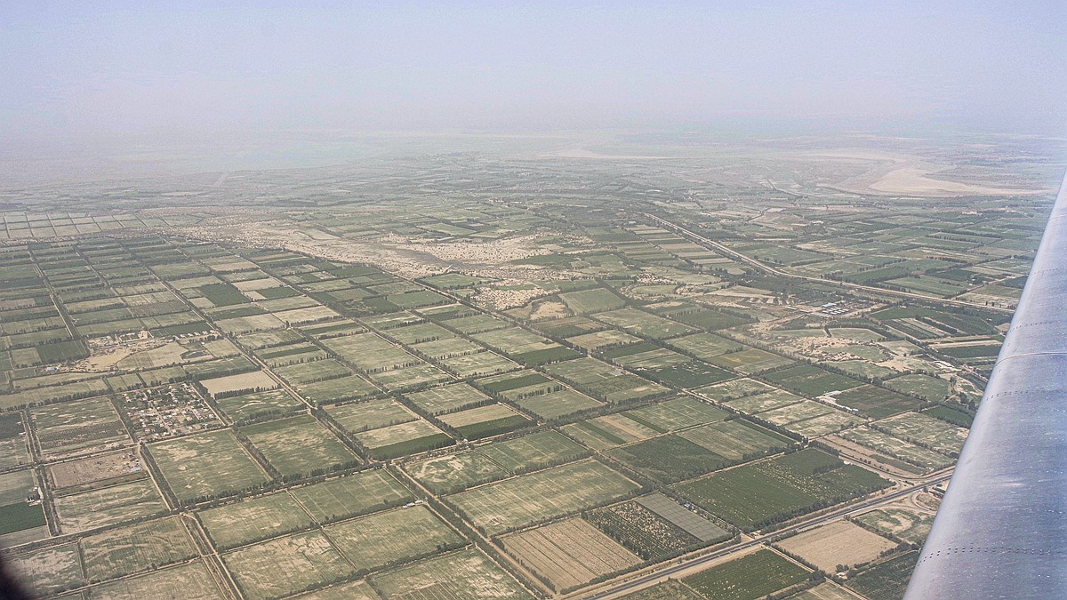 从库尔勒经塔里木到伊宁【2】俯瞰沙漠中的城市.公路