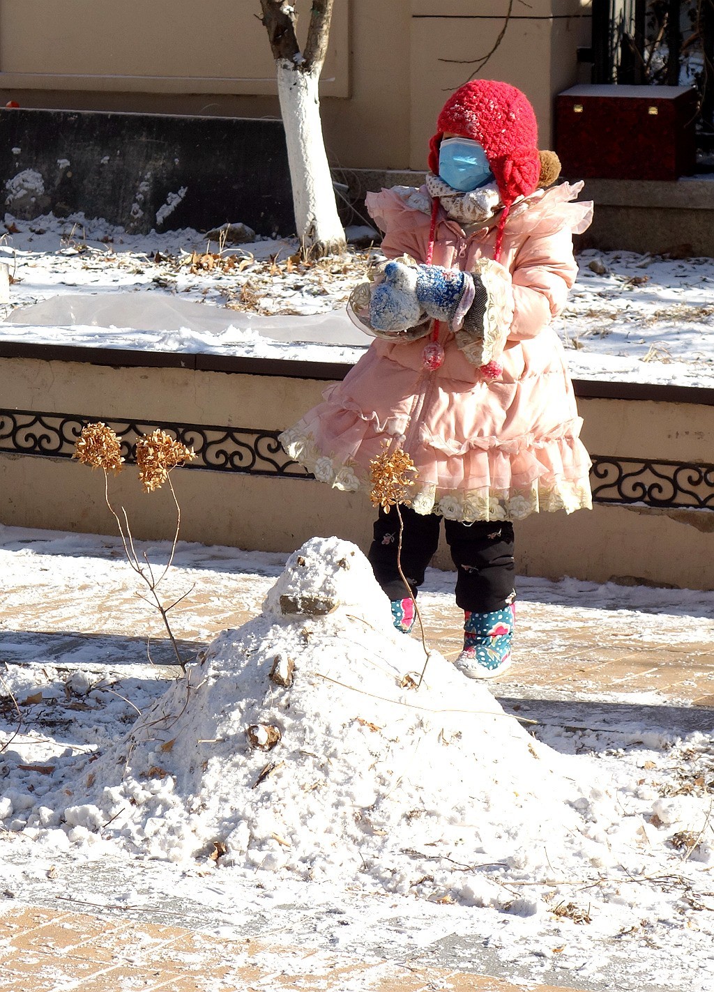 做雪人的小朋友