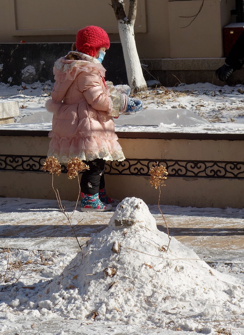 做雪人的小朋友