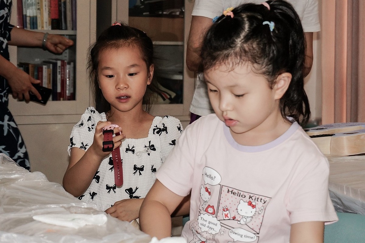 社区宝宝参加暑期手工制作活动