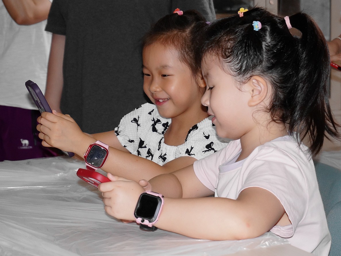 社区宝宝参加暑期手工制作活动