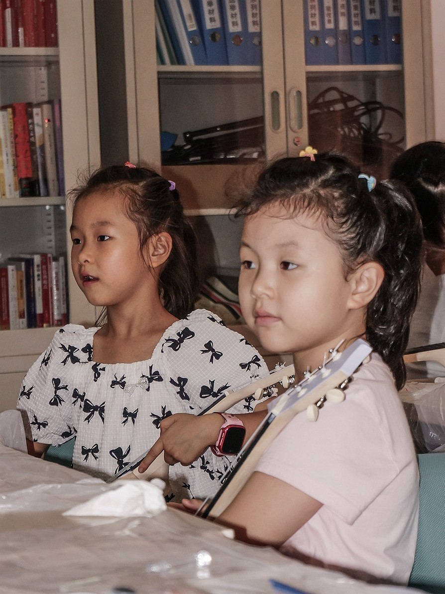 社区宝宝参加暑期手工制作活动