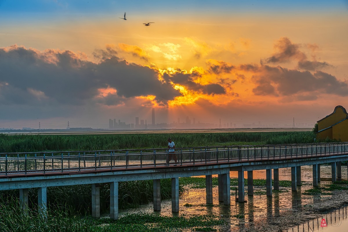 东方红朝霞满天