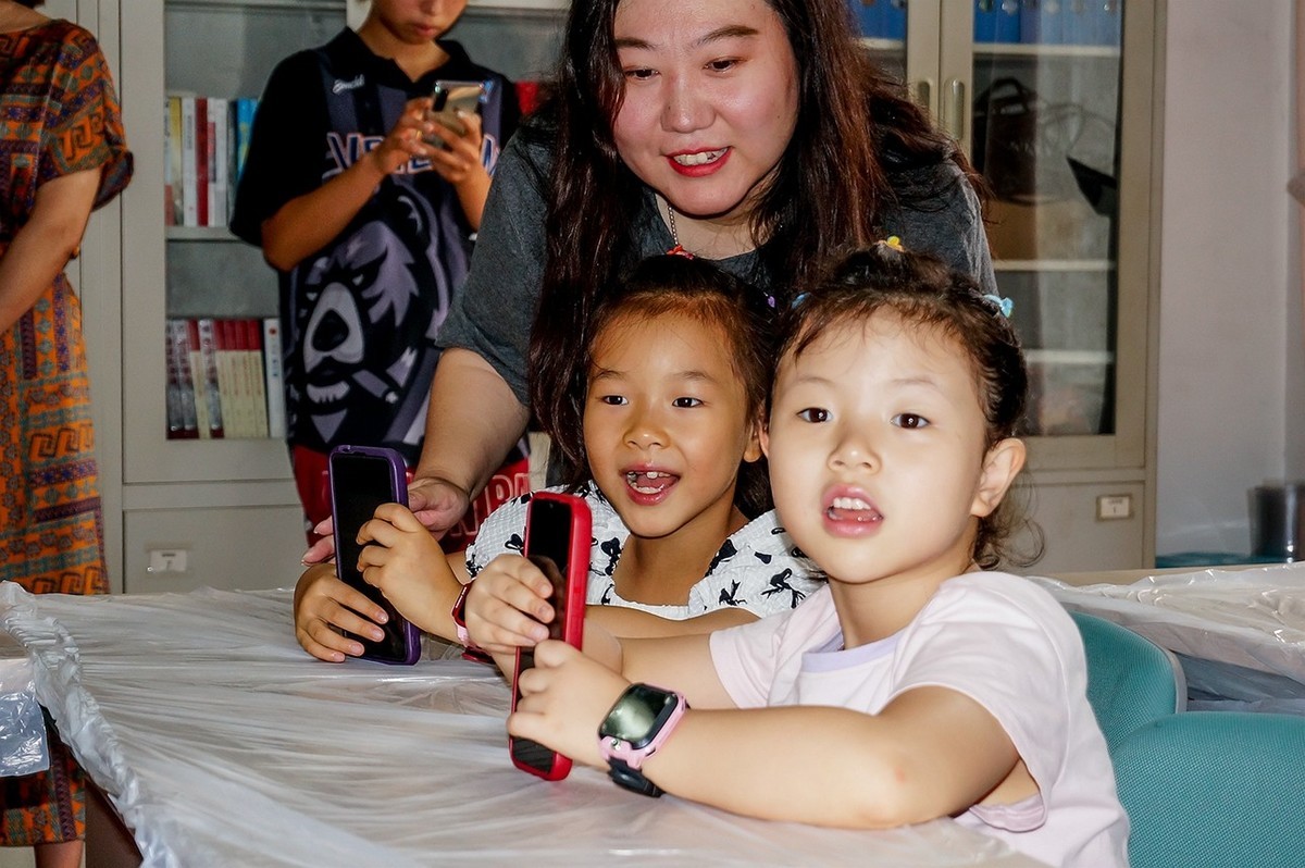 社区宝宝参加暑期手工制作活动