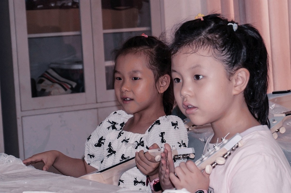 社区宝宝参加暑期手工制作活动