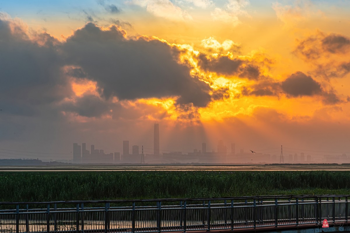 东方红朝霞满天