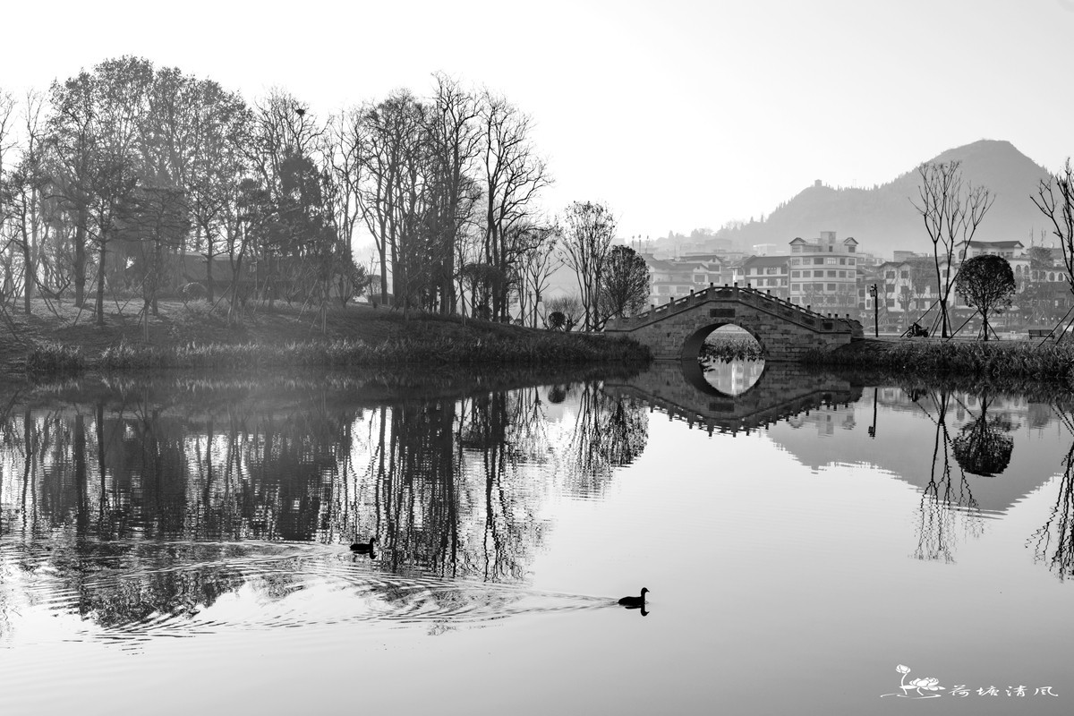 南明故都，香涛故里；加油之城。山水画卷，水墨安龙。