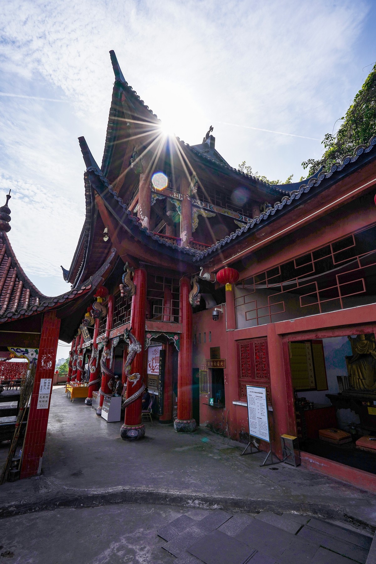 龙泉洞道观